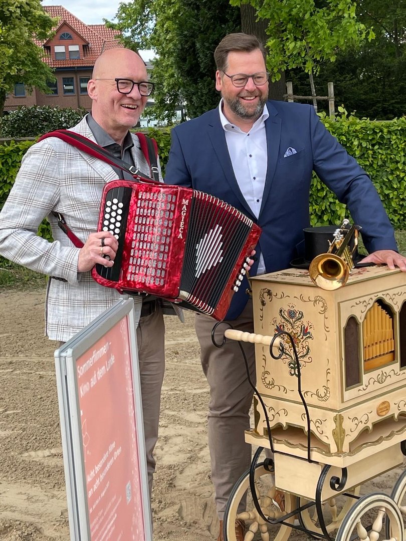 Zwei Männer mit Akkordeon und Drehorgel