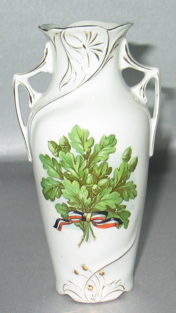 Porzellanvase mit Eichenlaub und schwar-rot-weißem Band 