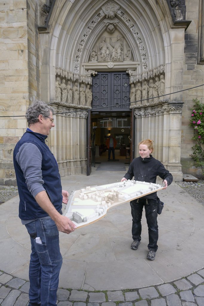 Wolfgang Seibt und Lea Meinecke tragen das Stadtmodell in die Marienkirche