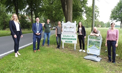 Zum Auftakt der Alleen-Ausstellung in Hunteburg trafen sich Anna Kebschull (Landrätin und LVO-Präsidentin), Martin Schütz (stellvertretender Ortsbürgermeister), Markus Helling (Vorsitzender Heimatverein Hunteburg), Julia Rex (Mitarbeiterin Niedersächsischer Heimatbund), Thomas Krüger (Geschäftsführer Niedersächsischer Heimatbund), Sonja Kantus (Ev.-lutherische St-Matthäus-Kirchengemeinde Hunteburg) und Tanja Strotmann (Bürgermeisterin Hunteburg). Foto: Gabriele Janz/LVO