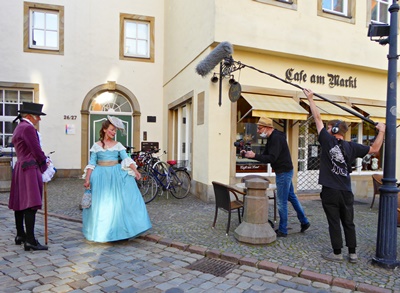 Dreharbeiten mit dem Filmteam Thorsten Alich fanden auch vor Mösers Geburtshaus am Markt in Osnabrück statt. Foto: Susanne Tauss/LVO