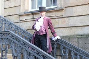 Schauspieler Magnus Heithoff als Justus Möser auf den Stufen der bischöflichen Kanzlei in Osnabrück