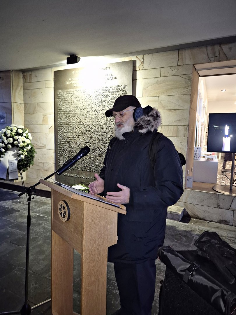 Ein Mann an einem Mikrofon