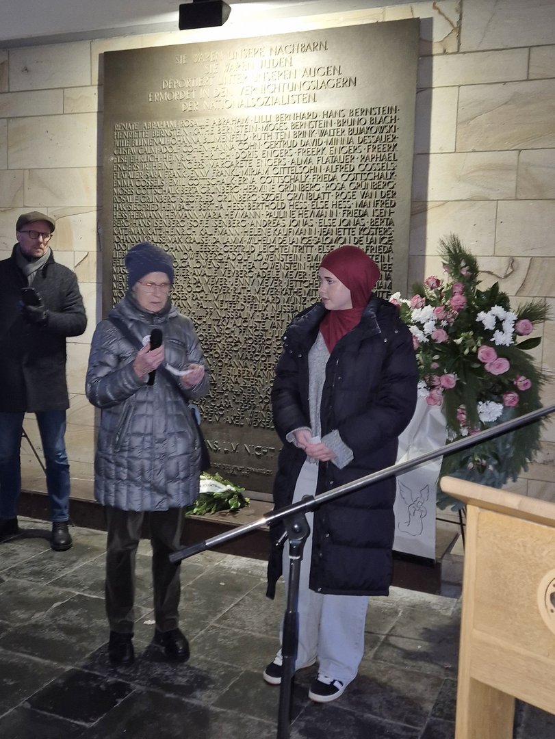 Zwei Frauen vor der Gedenktafel