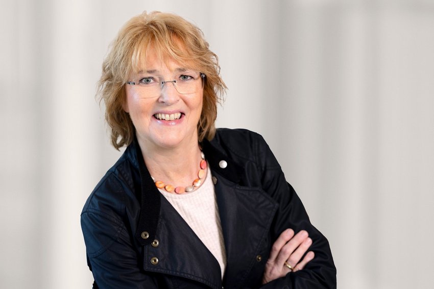 Eine Frau in schwarzer Jacke