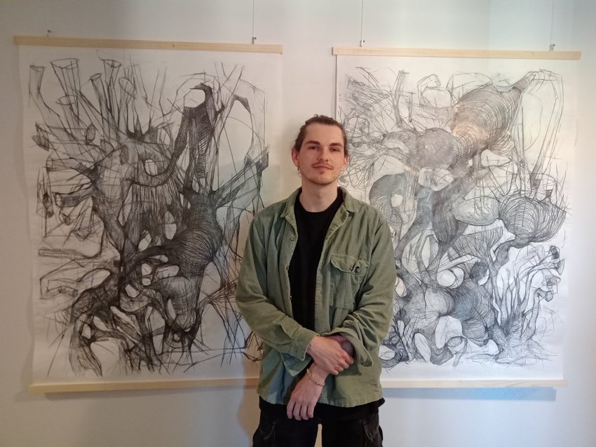 Jasper Tiemeyer vor zwei Kunstwerken