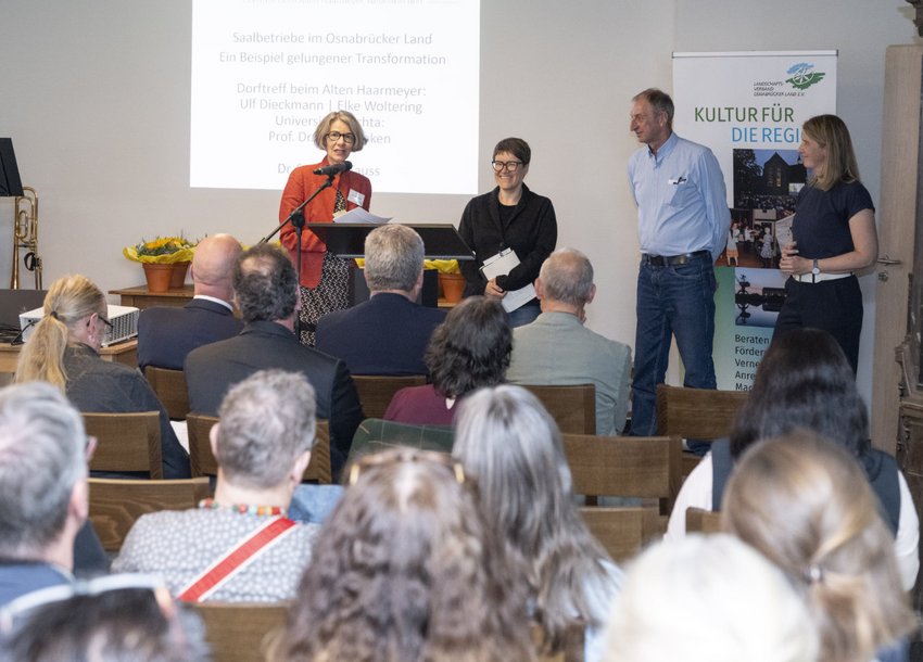 Moderatorin Dr. Susanne Tauss im Gespräch mit Prof. Dr. Lina Franken, Ulf Dieckmann und Elke Woltering.