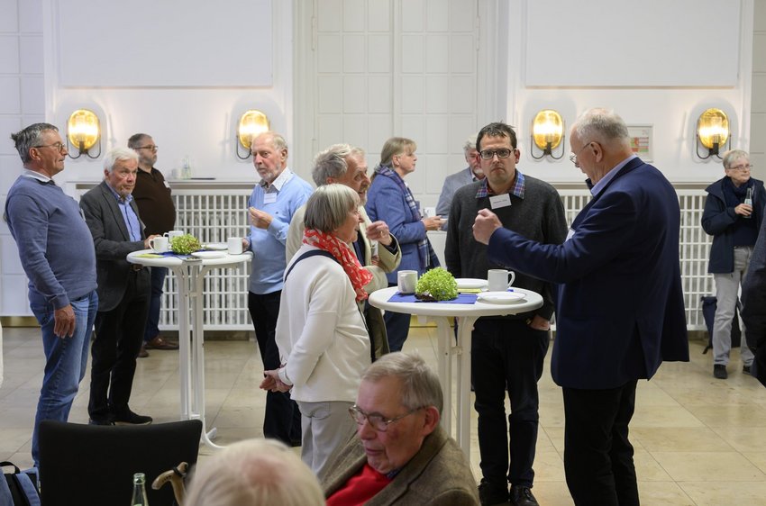 Menschen bei einem Imbiss