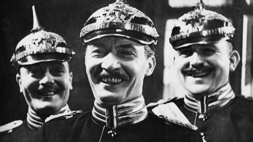 Drei Männer mit Pickelhauben auf einem Schwarz-Weiß-Foto