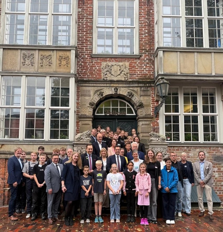 Gruppenbild mit Ministerpräsident Olaf Lies