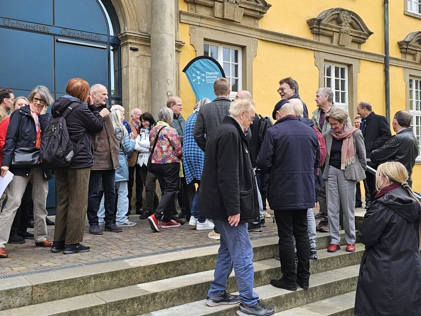 Eine Menschenmenge auf einer Schlosstreppe