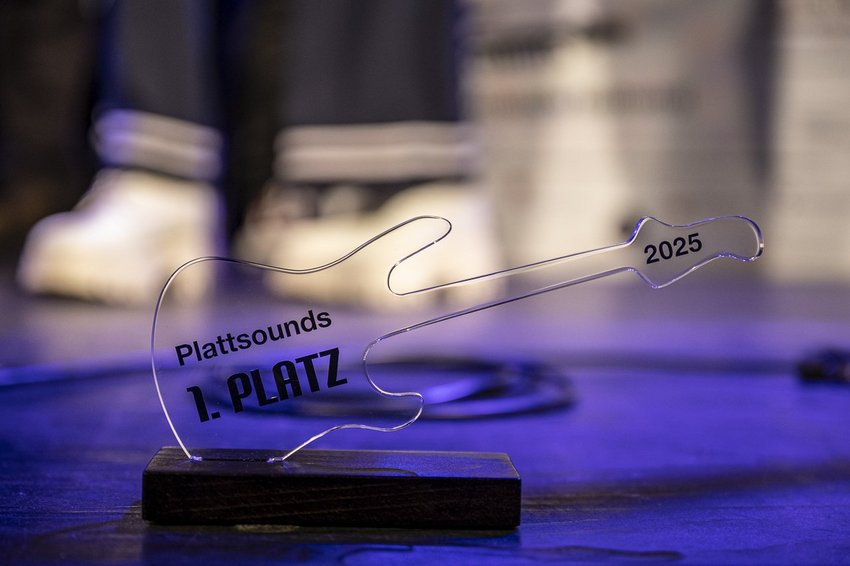 Ein Glasobjekt in Form einer Gitarre