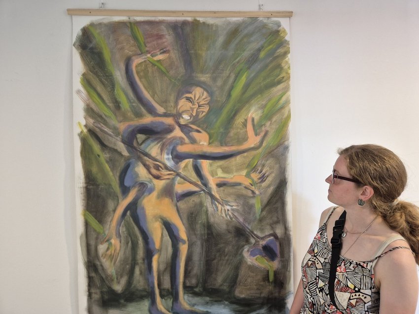 Eine junge Frau vor einem Bild