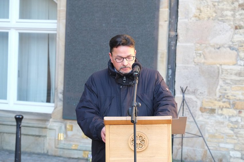 Mario Franz vor einer Gedenktafel