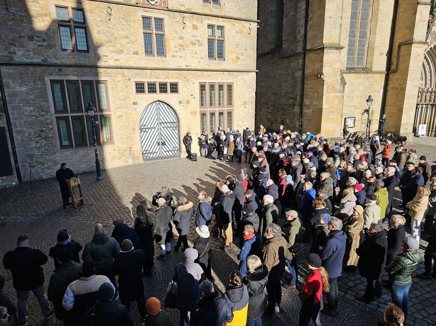 Eine Menschenmenge auf dem Osnabrücker Marktplatz