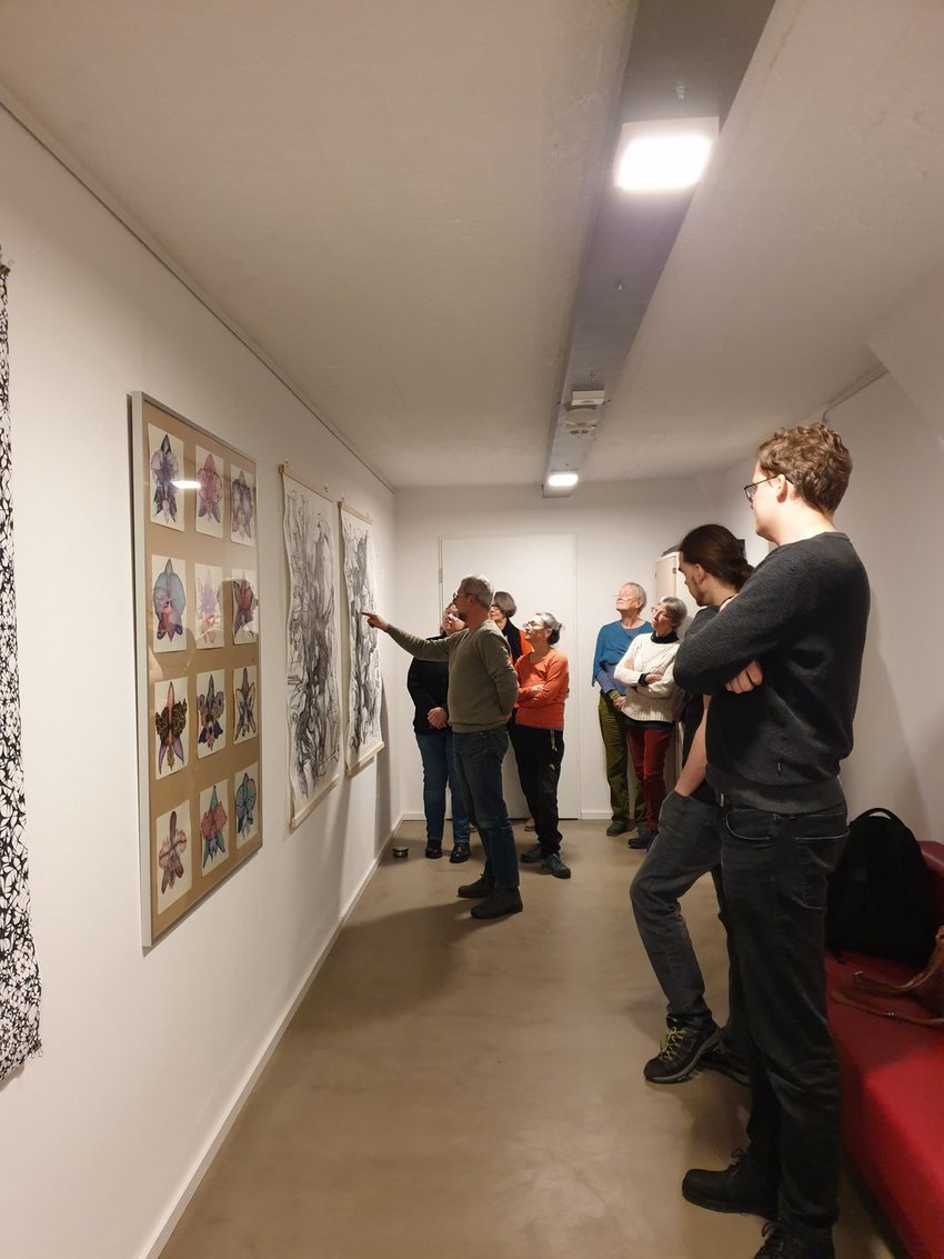 Ein Flur mit Bildern und Menschen