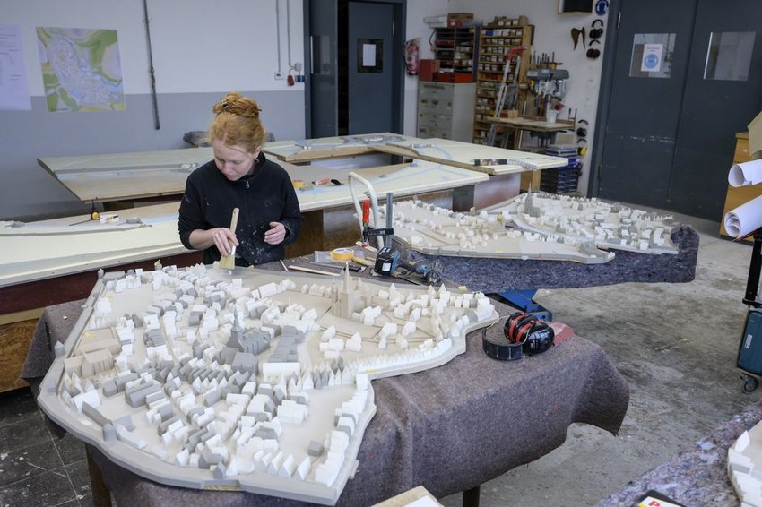 Jedes Detail zählt: Lea Meinecke bei der Arbeit in der Tischlerei. Foto: Hermann Pentermann