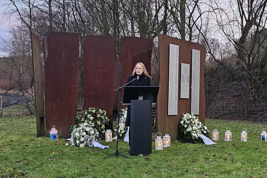 Landrätin anna Kebschull vor dem Mahnmal Augustaschacht