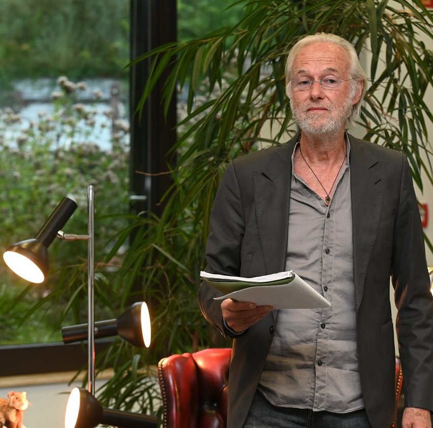Der Schauspieler Siemen Rühaak mit einem Buch in der Hand