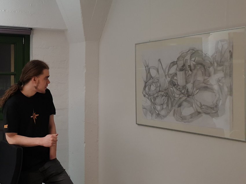 Ein Mann vor einem Bild