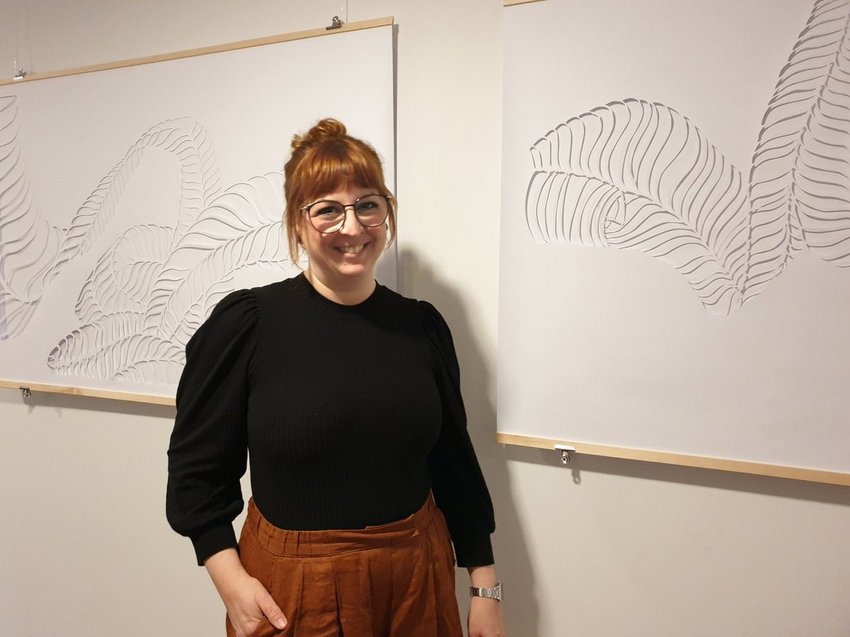 Judith Schäfer vor ihren Papercuts