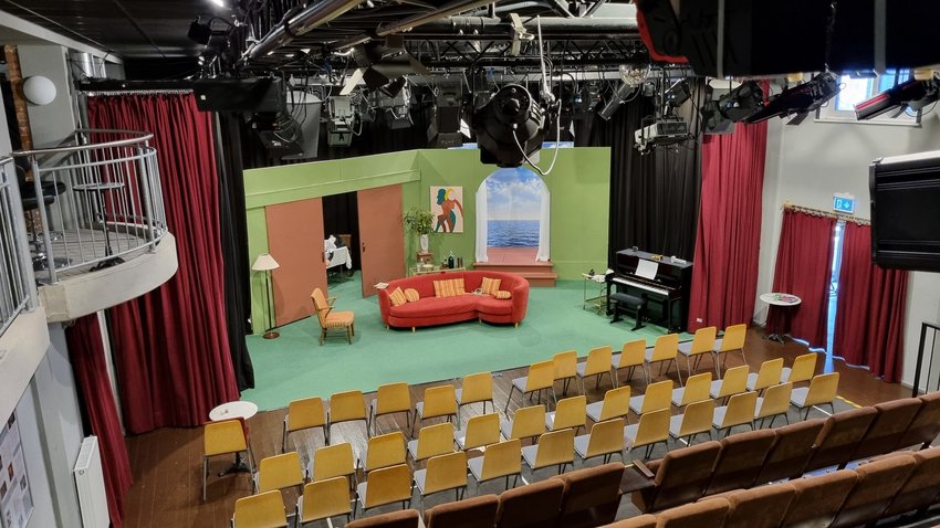Theaterbühne mit Requisiten