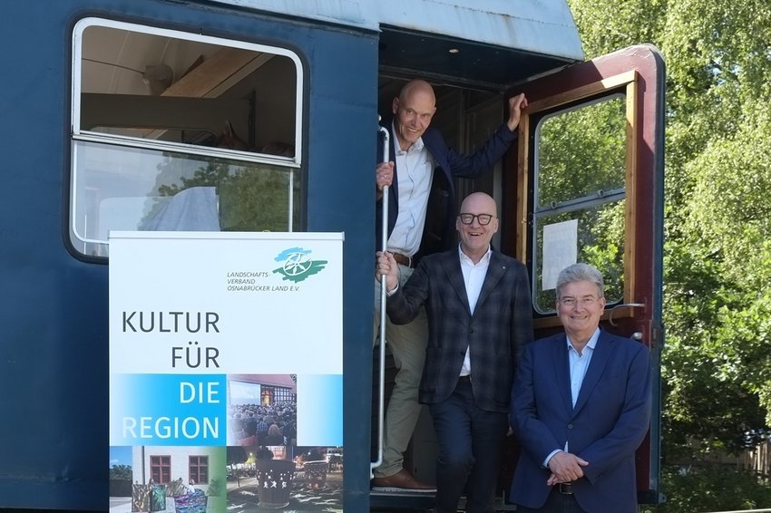 Drei Männer auf einem Eisenbahnwaggon