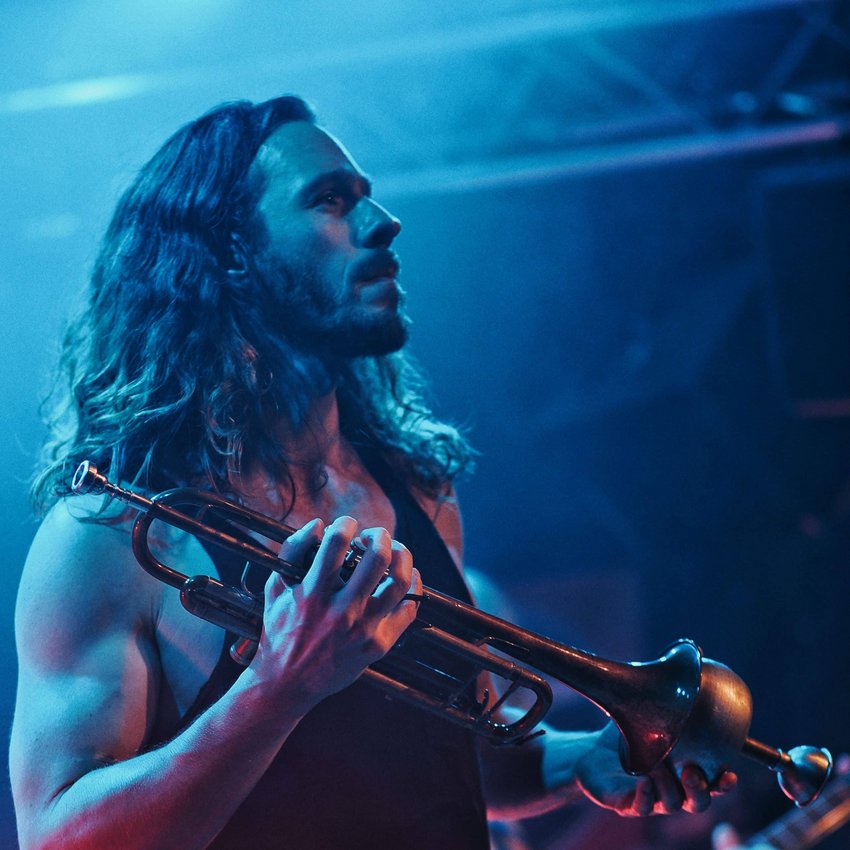 Ein Musiker in blauem Licht