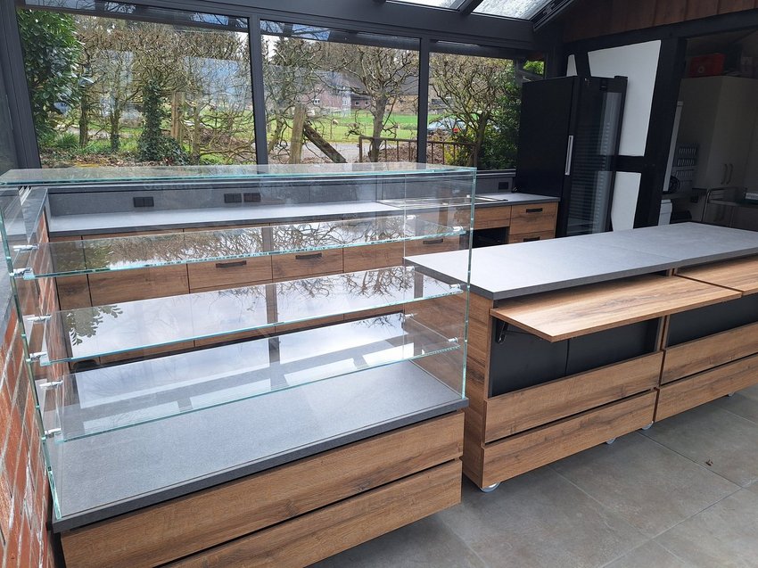 Kücheneinrichtung mit Vitrine