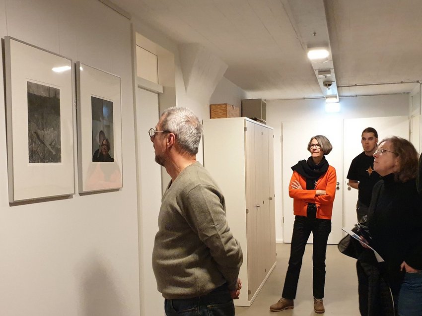 Ein Flur mit Menschen und Kunstwerken