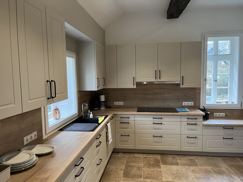 Eine neueingerichtete Anbauküche