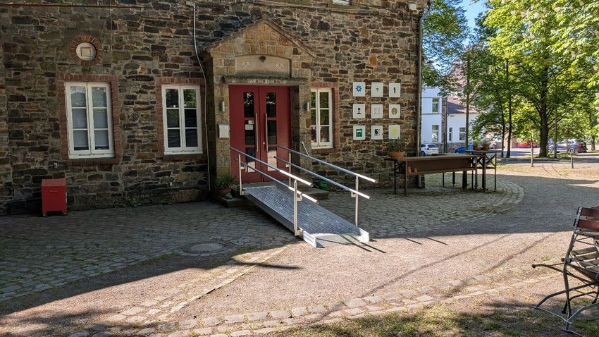 Ein Eingang mit einer Rollstuhlrampe