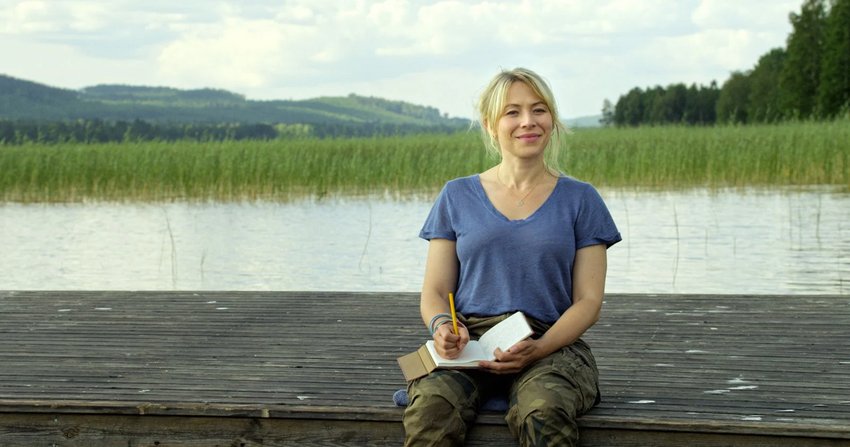 Frau vor einem See