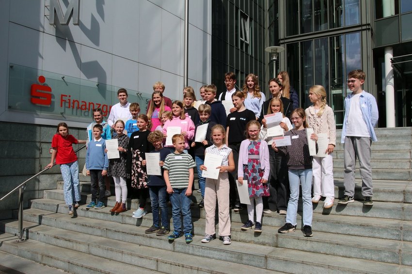 Schülerinnen und Schüler auf einer großen Treppe