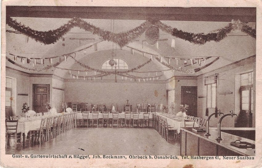 Eine Postkarte mit einem alten geschmückten Festsaal