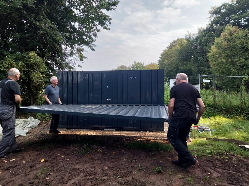 Männer beim Zusammenbauen eines Gartenhauses