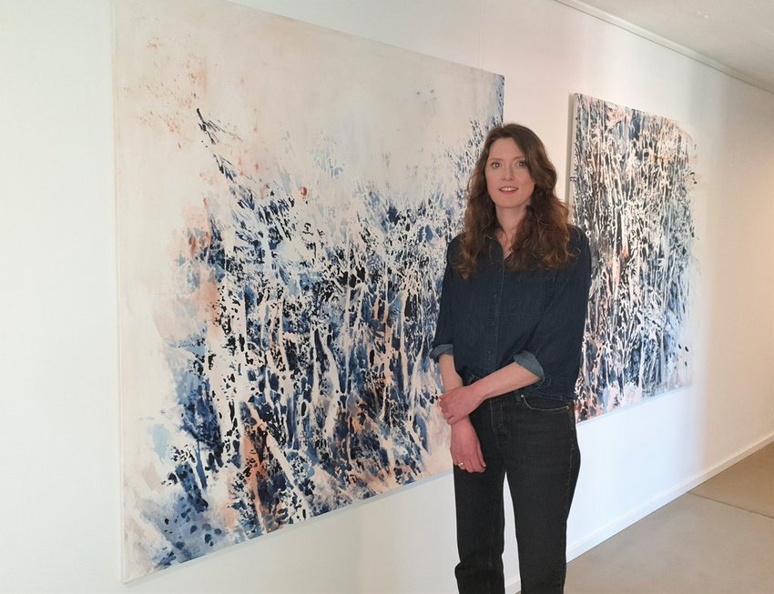 Maria Zumholz mit ihren beiden Arbeiten "Wachsen und Werden"