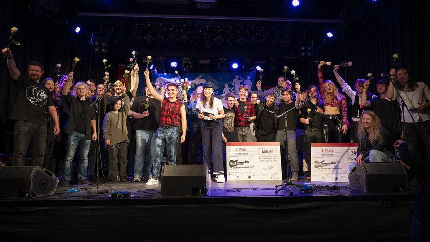 Eine Bühne mit vielen jungen Leuten