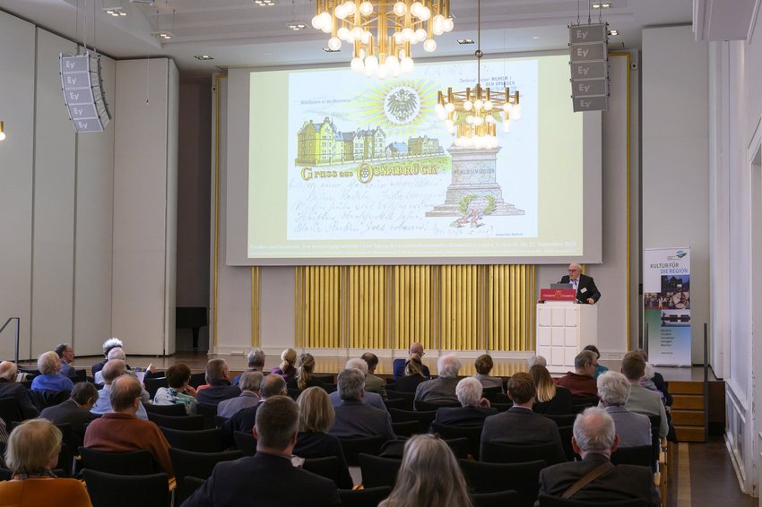 Ein Saal mit vielen Menschen