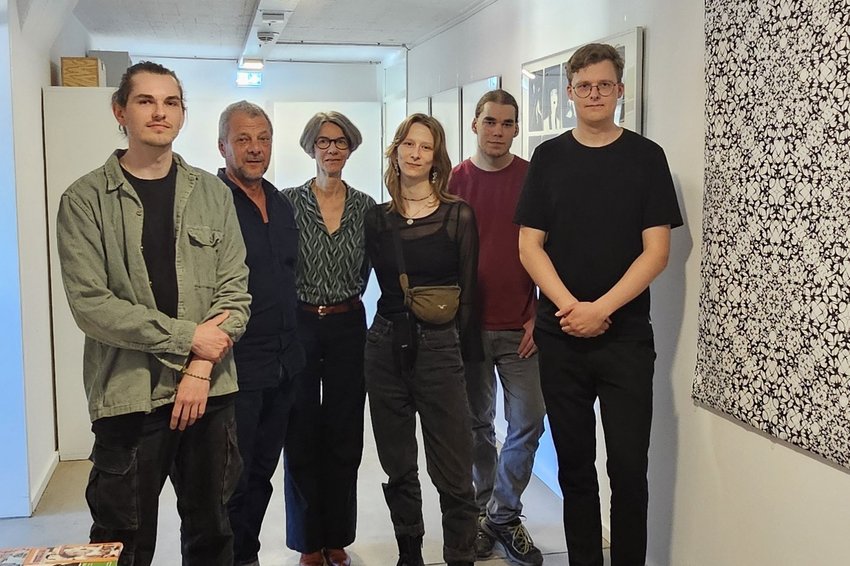 Eine Menschengruppe in einem Flur