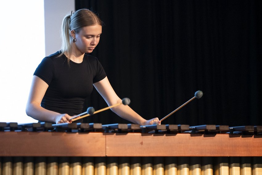 Musikerin an der Marimba
